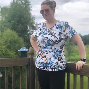 Jaanuu floral peplum Scrub Top!